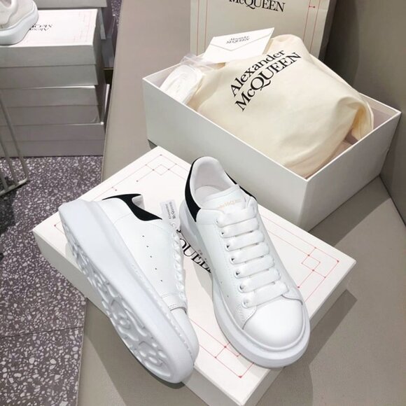 Women's sneakers - Picture 2 of 6